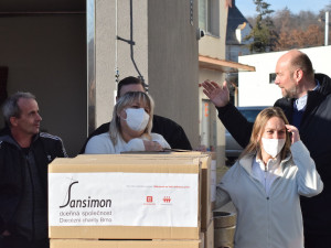 Dojatí zdravotníci z Brna. Za práci v době covidu jim hendikepovaní napekli sladké štoly