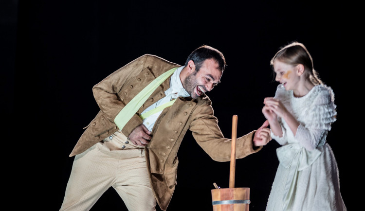  Navzdory přesile žen v obsazení se režie zhostil muž. Umělecký šéf pražského Divadla pod Palmovkou, režisér Michal Lang, vnímá tento ojedinělý text jako výzvu a hozenou rukavici ke společnému dialogu nad tématy, o kterých jsme i dnes zvyklí spíše mlčet. 