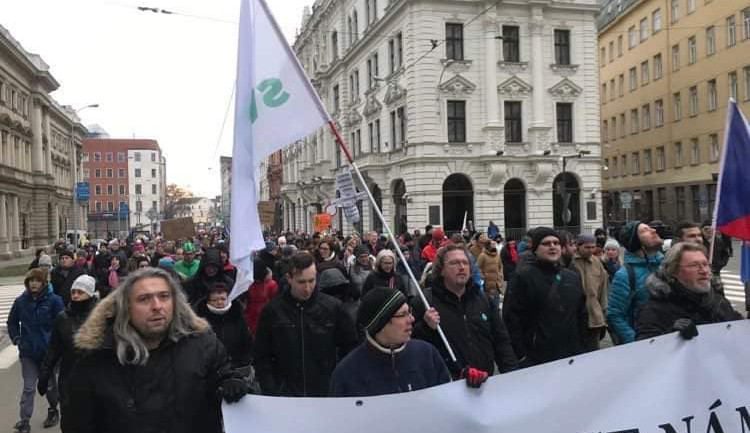 Centrem Brna pochodovali odpůrci očkování