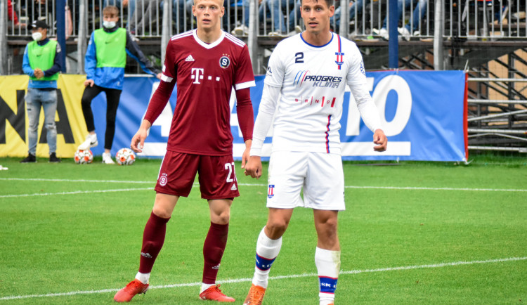 Útočník Jan Silný (v bílém)