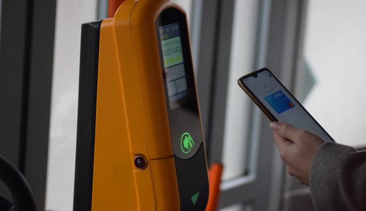 Lidé v brněnské hromadné dopravě kupují více jednorázových elektronických jízdenek