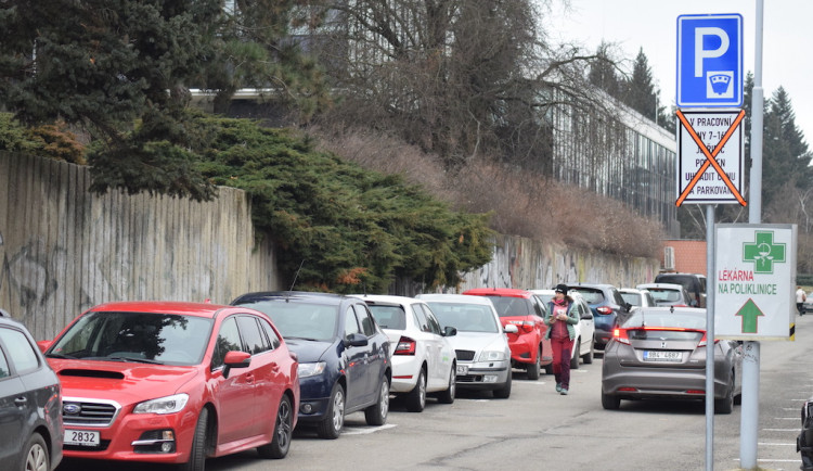 V Brně řidiči zaplatí za parkování na Halasově náměstí. Má to zlepšit dostupnost polikliniky