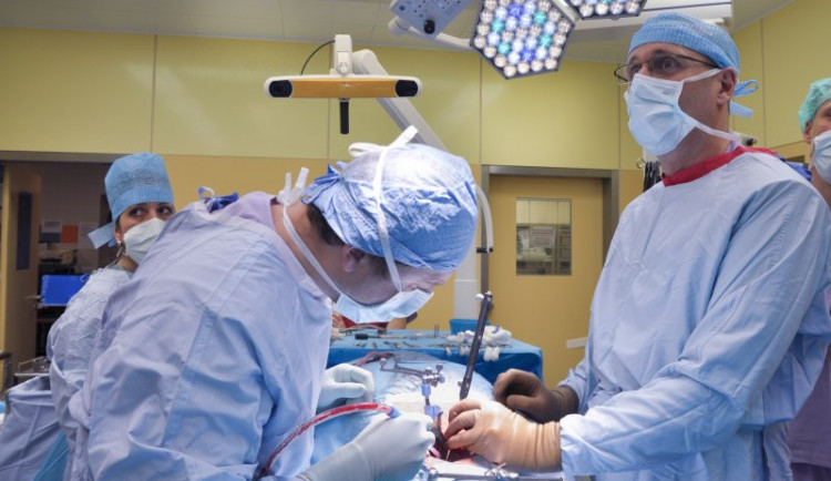 Fakultní nemocnice Brno se pomalu vrací zpět k plánovaným operacím