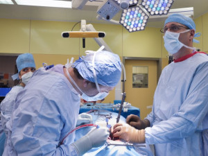 Fakultní nemocnice Brno se pomalu vrací zpět k plánovaným operacím