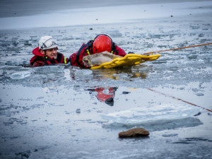 Led na brněnské přehradě není bezpečný. Hasiči trénovali záchranu lidí z vody