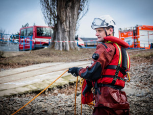 Led na brněnské přehradě není bezpečný. Hasiči trénovali záchranu lidí z vody
