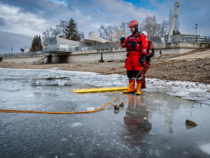 Led na brněnské přehradě není bezpečný. Hasiči trénovali záchranu lidí z vody
