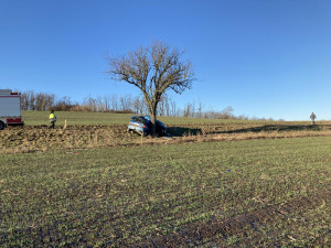 Řidička na jižní Moravě nabourala do stromu. Tragická nehoda má dvě oběti