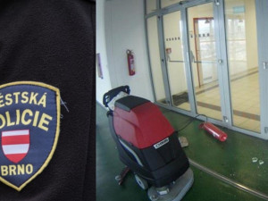 Muž v Brně přišel do práce se čtyřmi promile. Naštval se a dveřmi prohodil hasicí přístroj