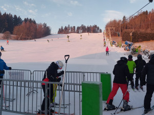 Pěkné počasí využily k lyžování na jihu Moravy stovky lidí