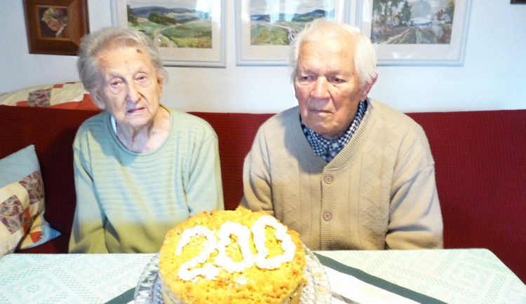 Manželé Bělíkovi při oslavě dosažení společného věku 200 let.