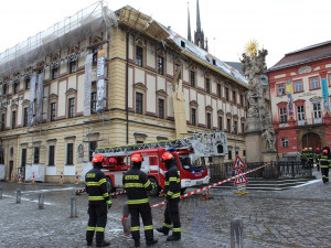 Sněhová bouře v Brně smetla lešení z budovy muzea na Zelném trhu