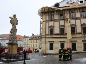 Sněhová bouře v Brně smetla lešení z budovy muzea na Zelném trhu