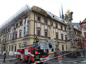 Sněhová bouře v Brně smetla lešení z budovy muzea na Zelném trhu