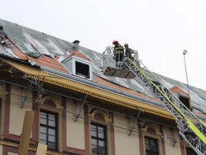 Sněhová bouře v Brně smetla lešení z budovy muzea na Zelném trhu
