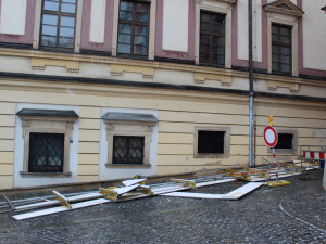 Sněhová bouře v Brně smetla lešení z budovy muzea na Zelném trhu