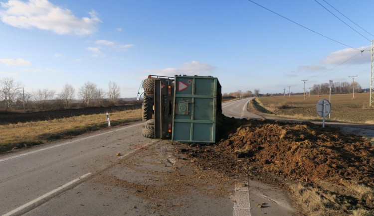 Bílé auto nedalo přednost jihomoravskému traktoristovi. Ten zasypal silnici hnojem