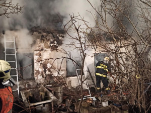 Náročný zásah jihomoravských hasičů. Při požáru zaskládané místnosti zemřel muž
