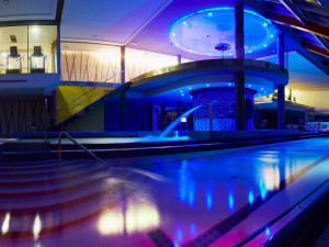 Z lyží do bazénu, sauny a na frgály. Užijte si zimu ve Velkých Karlovicích