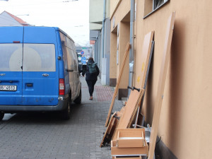 Nábytek vyskládaný před budovou