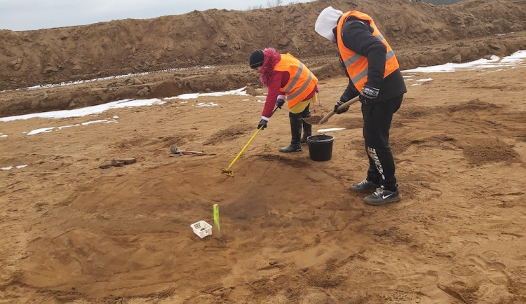Jihomoravští archeologové jásají. Na trase dálnice D55 našli žárové hroby i nálezy z doby kamenné