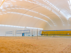 Na pláž i v zimě. Kurty na Riviéře zastřešuje nová nafukovací hala