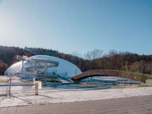 Na pláž i v zimě. Kurty na Riviéře zastřešuje nová nafukovací hala