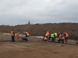 Jihomoravští archeologové jásají. Na trase dálnice D55 našli žárové hroby i nálezy z doby kamenné