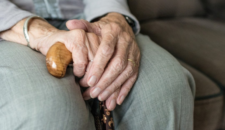 Šlechetný čin. Závozníkovi stravovací firmy neotevírala seniorka, zajistil tak pro ni rychlou lékařskou pomoc