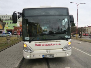 V Blansku se vyznamenal autobusák. Dupl na brzdu a zabránil nehodě