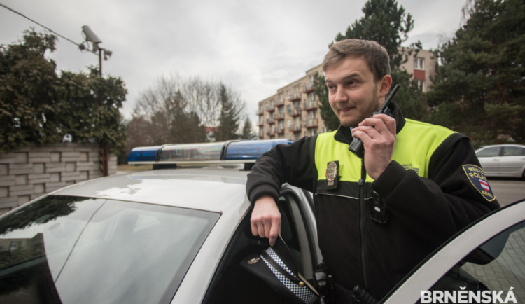 Usilovně mačkala zvonek a rozbíjela okno. Dotěrná žena v Brně vyžadovala nocleh