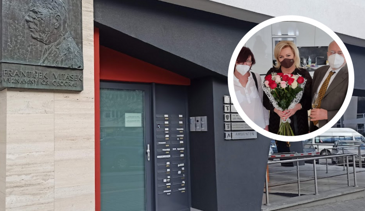 Schillerová v nově otevřené kanceláři.