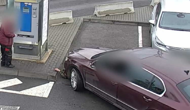 Žena přehlédla na zemi ležícího muže.