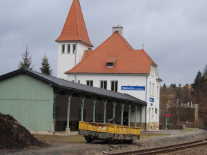 Adamov je bez kolejí i nádraží. Vlaková trať z Blanska do Brna se rekonstruuje