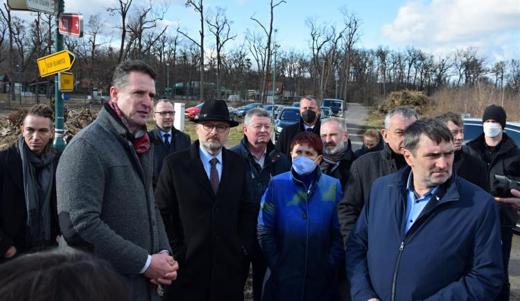 Členové vlády navštívili místa po tornádu. Fiala vzal s sebou Bartoše i Hubáčkovou