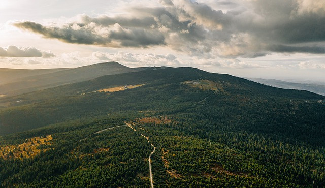 Turistů v Krkonoších přibývá. Stále více lidí míří na vrcholky hor i v noci