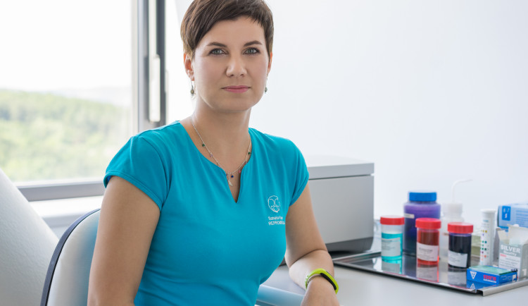 Pod mikroskopem s její pomocí vznikají malé zázraky. Je to životní poslání, říká o své práci embryoložka