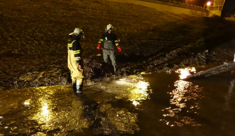 Komplikovaná havárie na vodovodním řadu ochromila ulici Evžena Rošického, pro občany byla přistavena cisterna