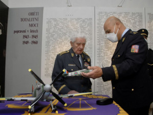Válečný veterán Emil Boček oslaví 99. narozeniny, ve věznici mu vyrobili dárek v podobě modelů stíhaček