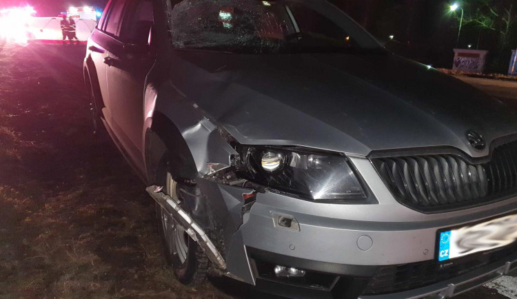 Tragická nehoda na hlavním tahu Brno–Svitavy. Chodec nepřežil srážku s autem