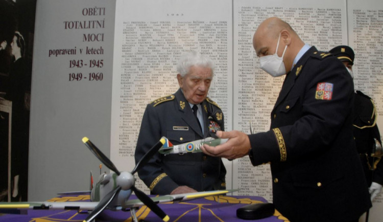 size4-16445900949641-231-valecny-veteran-emil-bocek-brzy-oslavi-99-narozeniny-darek-v-podobe-modelu-stihacek-mu-vyrobili-v-pl