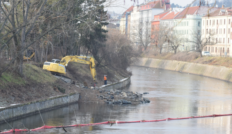 Dopravní komplikace v Brně. U nábřeží Svratky čeká na řidiče omezení,  zavřou se chodníky a cyklostezky 