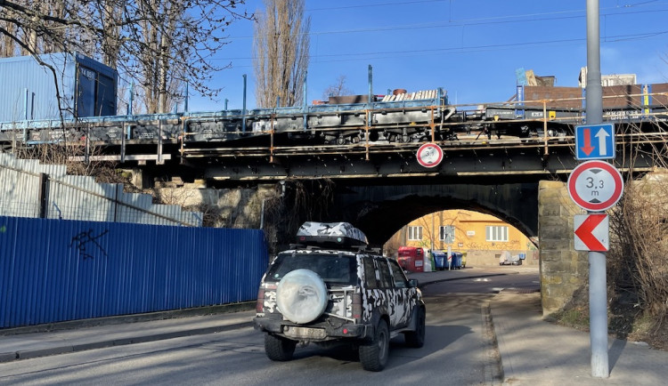 V brněnských Židenicích už nebude těsno pod železničními mosty, začala jejich oprava