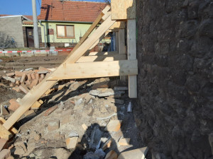 Na mladého muže na Břeclavsku spadla zeď domu. Na místě zemřel