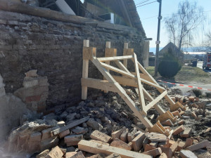 Na mladého muže na Břeclavsku spadla zeď domu. Na místě zemřel