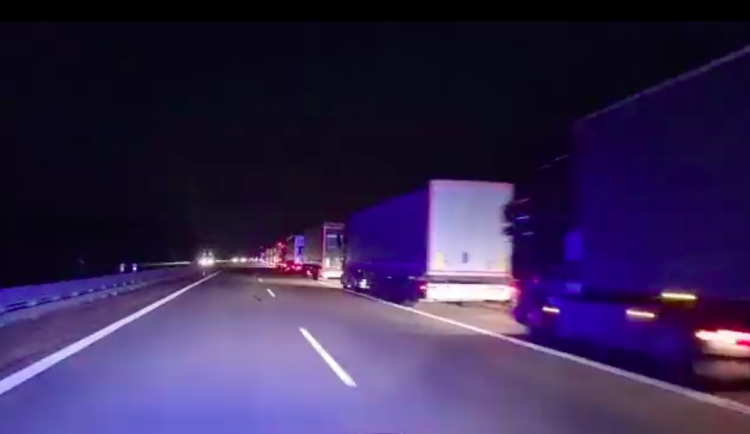 Provoz na D2 nadále komplikují protestující dopravci ze Slovenska