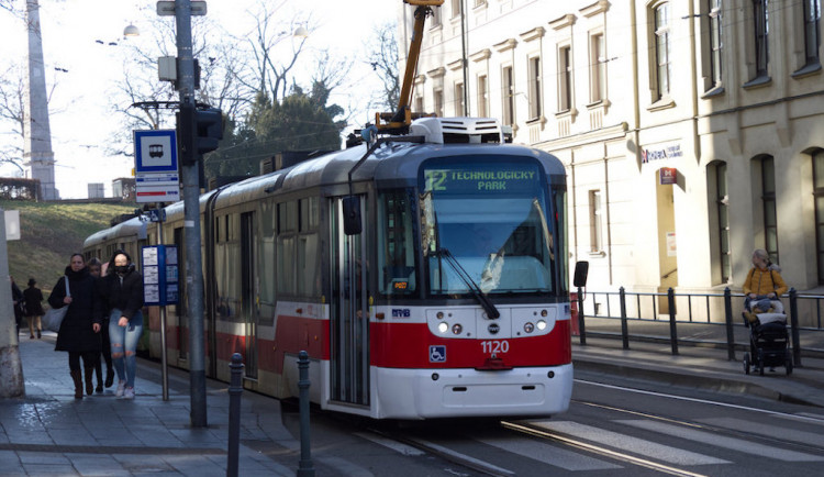 Důchodce v Brně postihla v šalině srdeční příhoda. Zachránili ho pohotoví cestující 