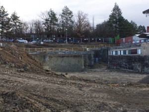 Na novém plavečáku se právě uskutečňují výkopové práce