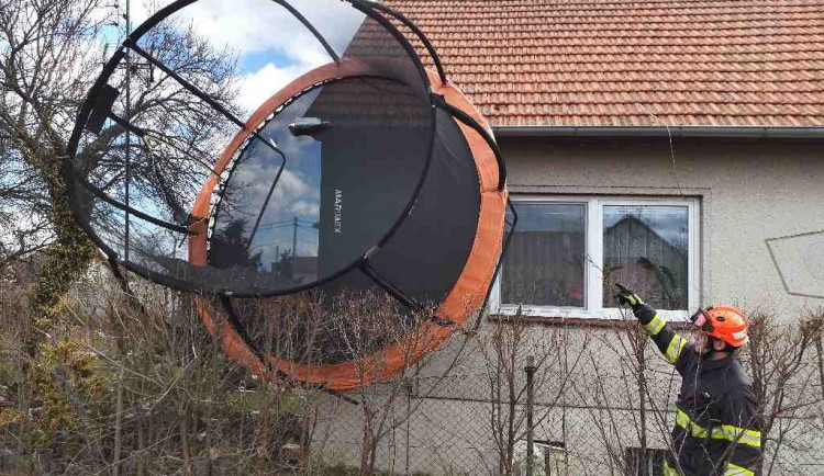 Na jižní Moravu dorazil silný vítr. Tisíce odběratelů jsou bez elektřiny