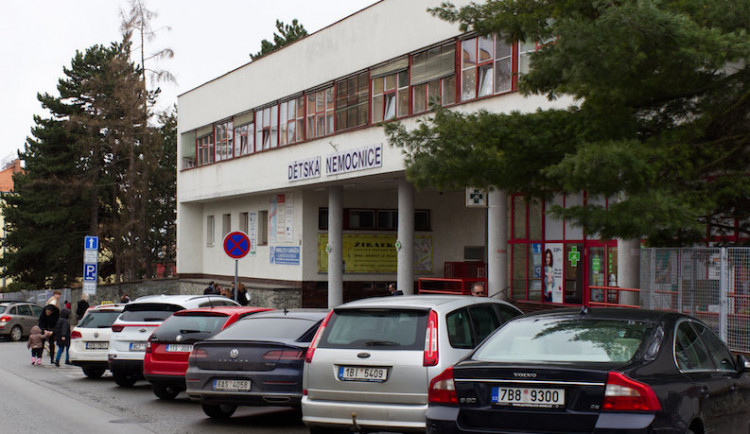 Konec problémů s parkováním. Dětská nemocnice v Brně se blíží parkovacímu domu